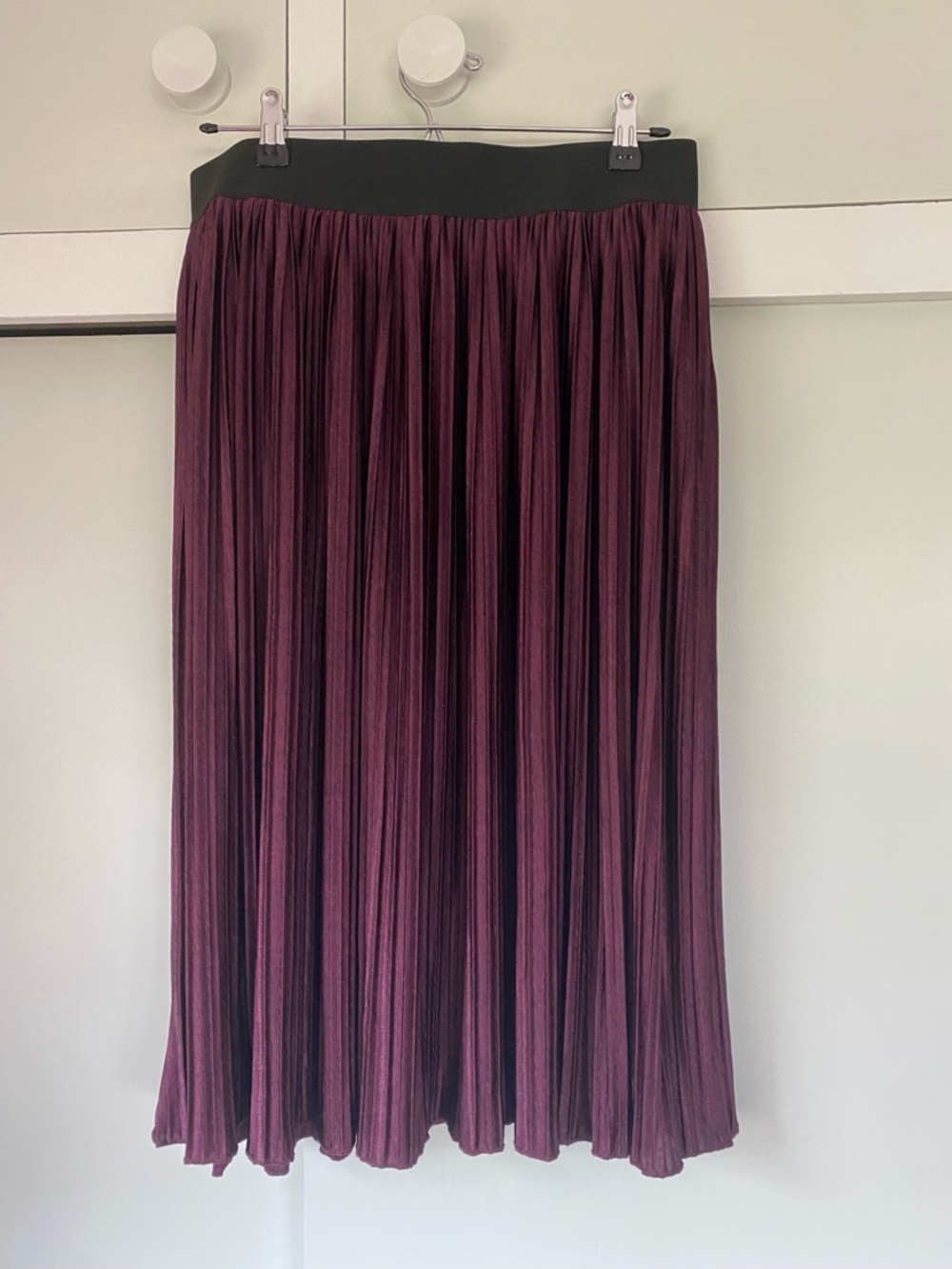 DKNY Pleated Midi Skirt Burgundy Wine Color Women’s Size M Elastic Waist Elegant